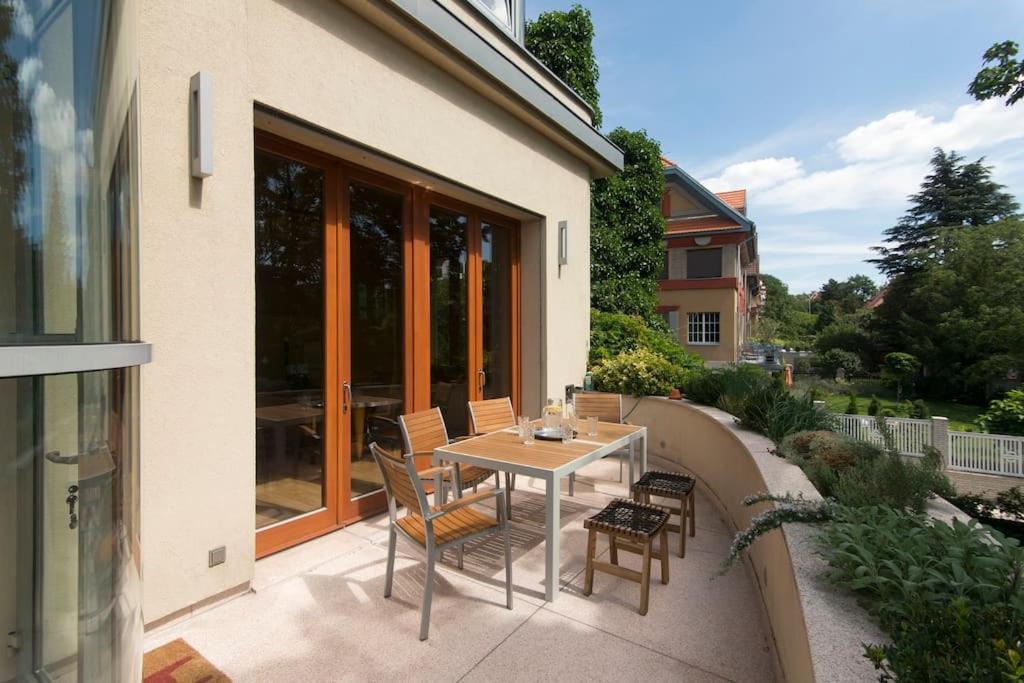 Huge Luxury Villa, 6 Beds And Baths, Terraces, Double Garage Villa *