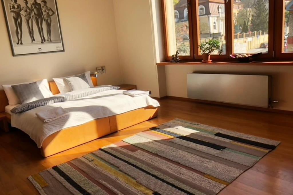Villa Huge Luxury Villa, 6 Beds And Baths, Terraces, Double Garage *