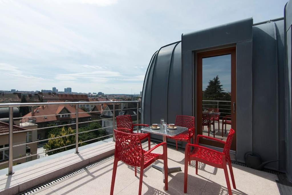Huge Luxury Villa, 6 Beds And Baths, Terraces, Double Garage