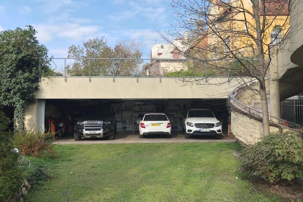 Huge Luxury Villa, 6 Beds And Baths, Terraces, Double Garage * Prague