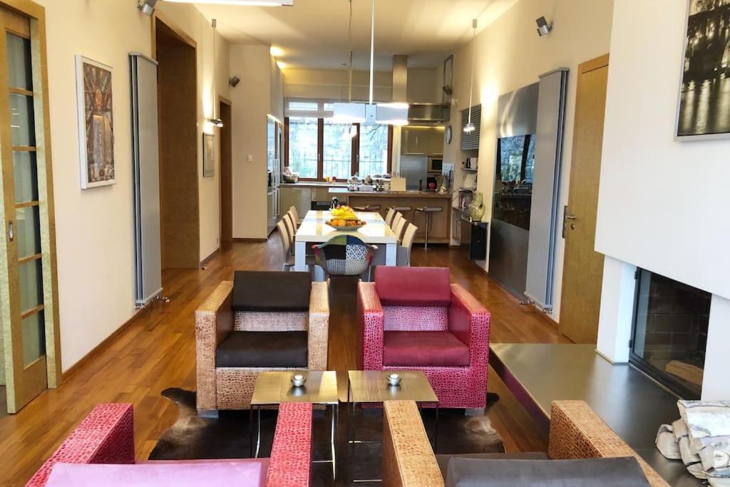 Huge Luxury Villa, 6 Beds And Baths, Terraces, Double Garage Villa Prague