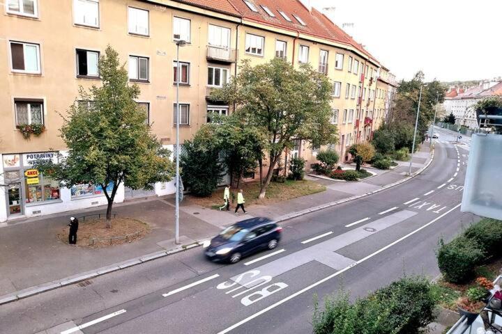 Parking Free One With Netflix In Shared Flat With A Woman In Next And Shared Bathroom And Kitchen No Invoice Prague