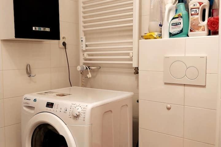 Homestay Parking Free One With Netflix In Shared Flat With A Woman In Next And Shared Bathroom And Kitchen No Invoice Prague