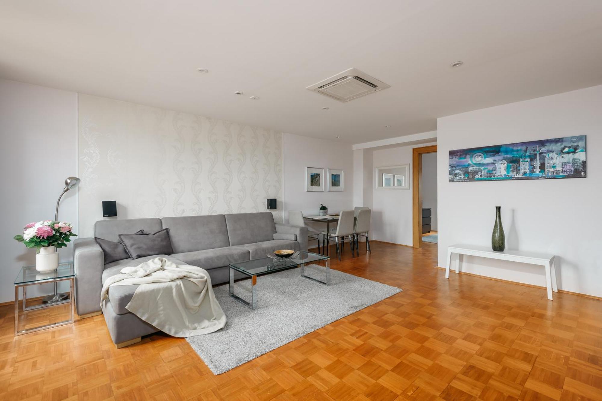 Roy 2 Bdr With Castle View, Parking & Ac Apartment