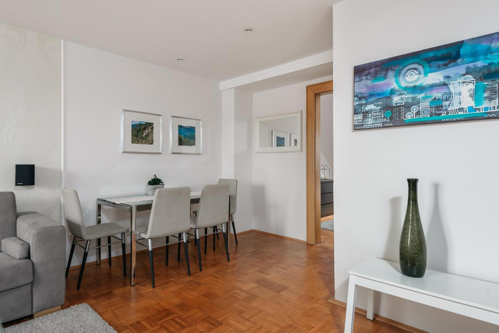 Roy 2 Bdr With Castle View, Parking & Ac