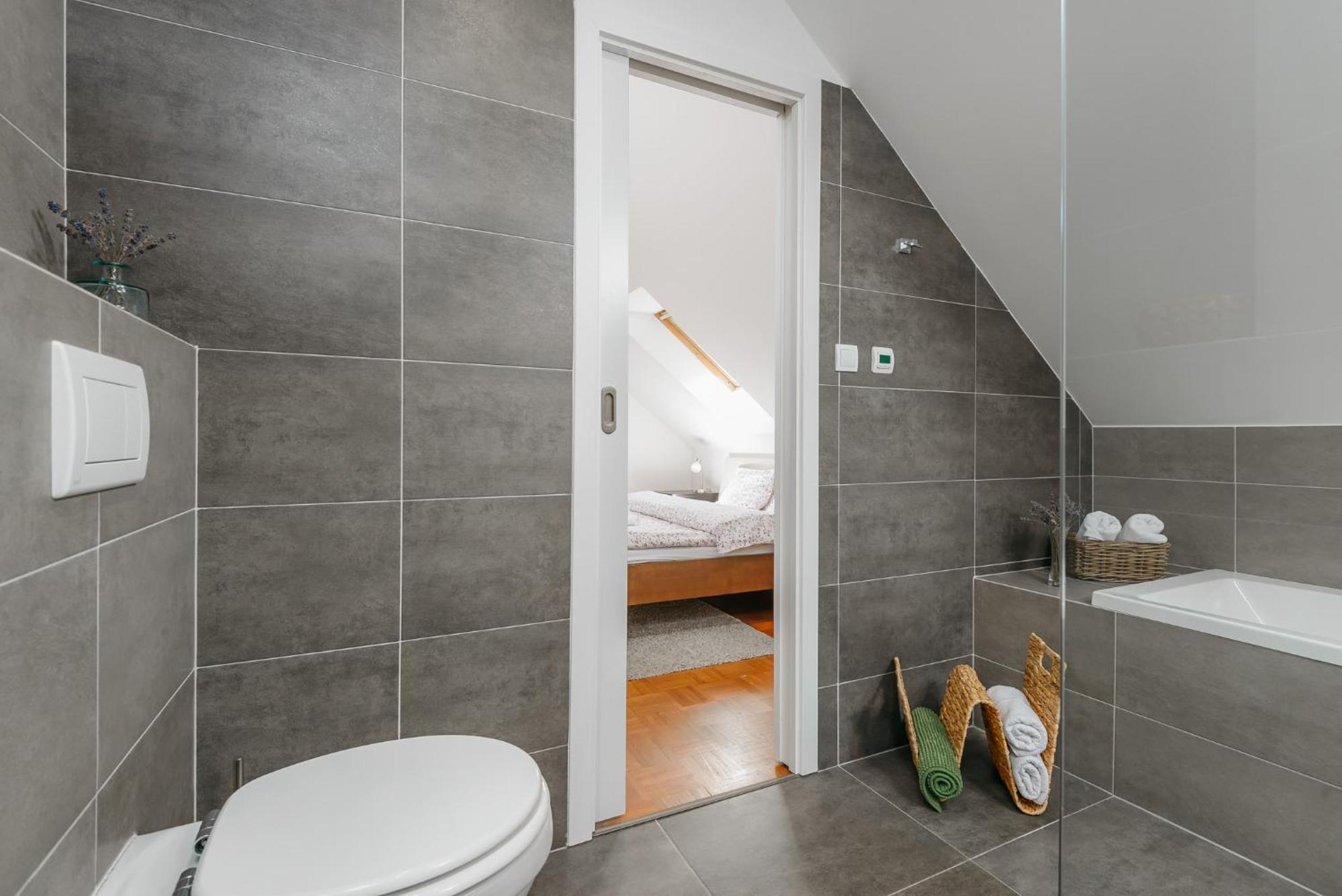 Apartment Roy 2 Bdr With Castle View, Parking & Ac