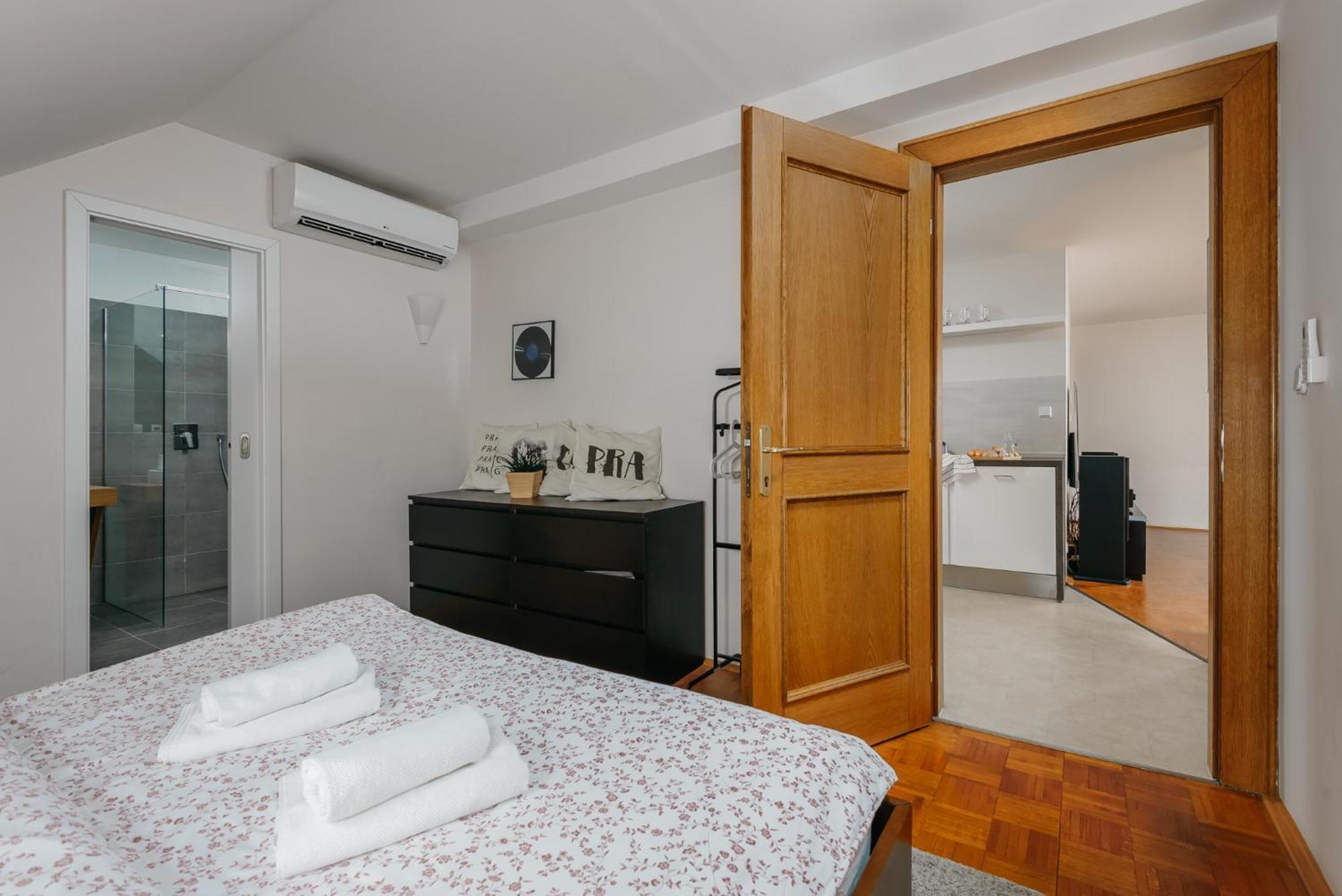 Roy 2 Bdr With Castle View, Parking & Ac