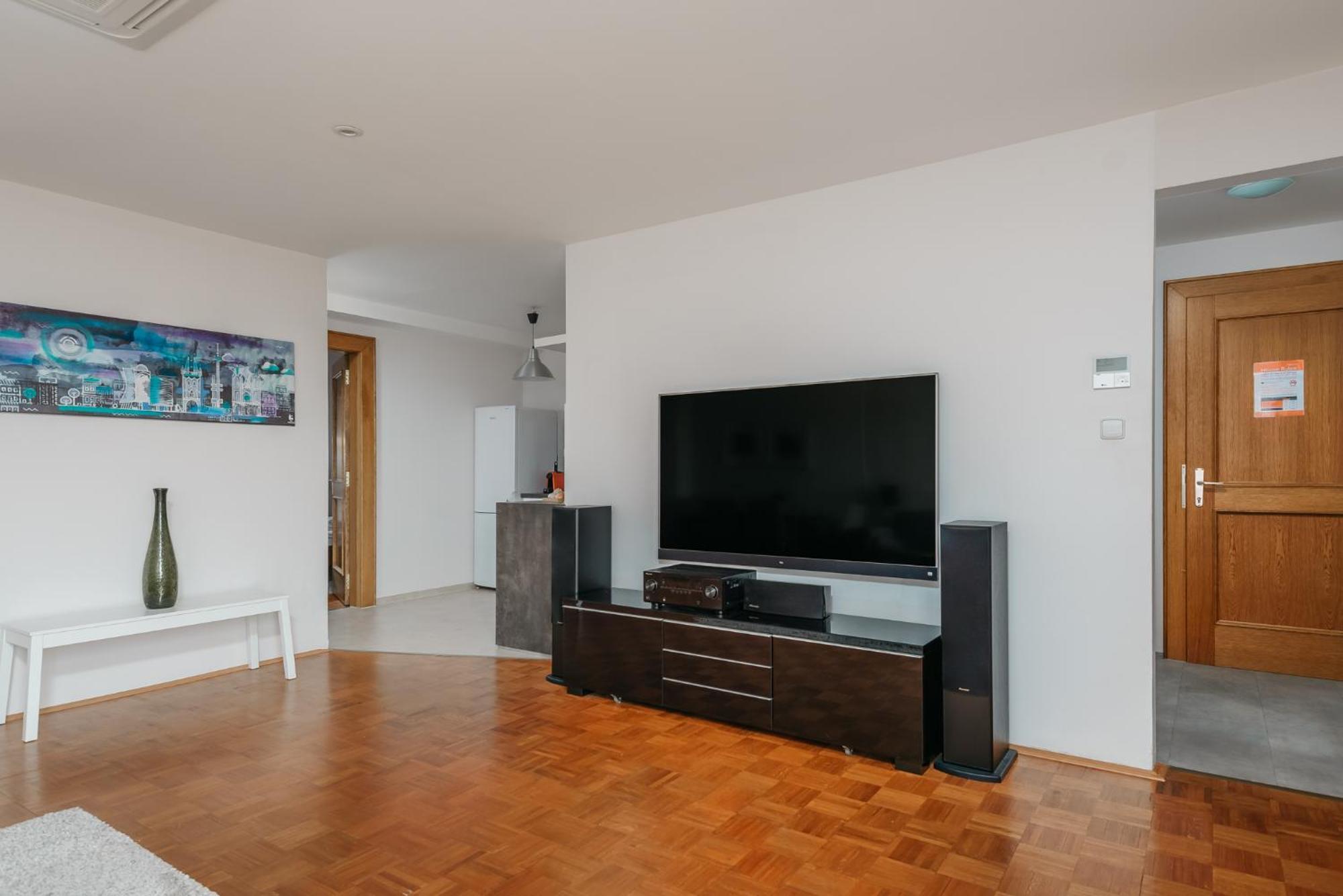 Roy 2 Bdr With Castle View, Parking & Ac Apartment