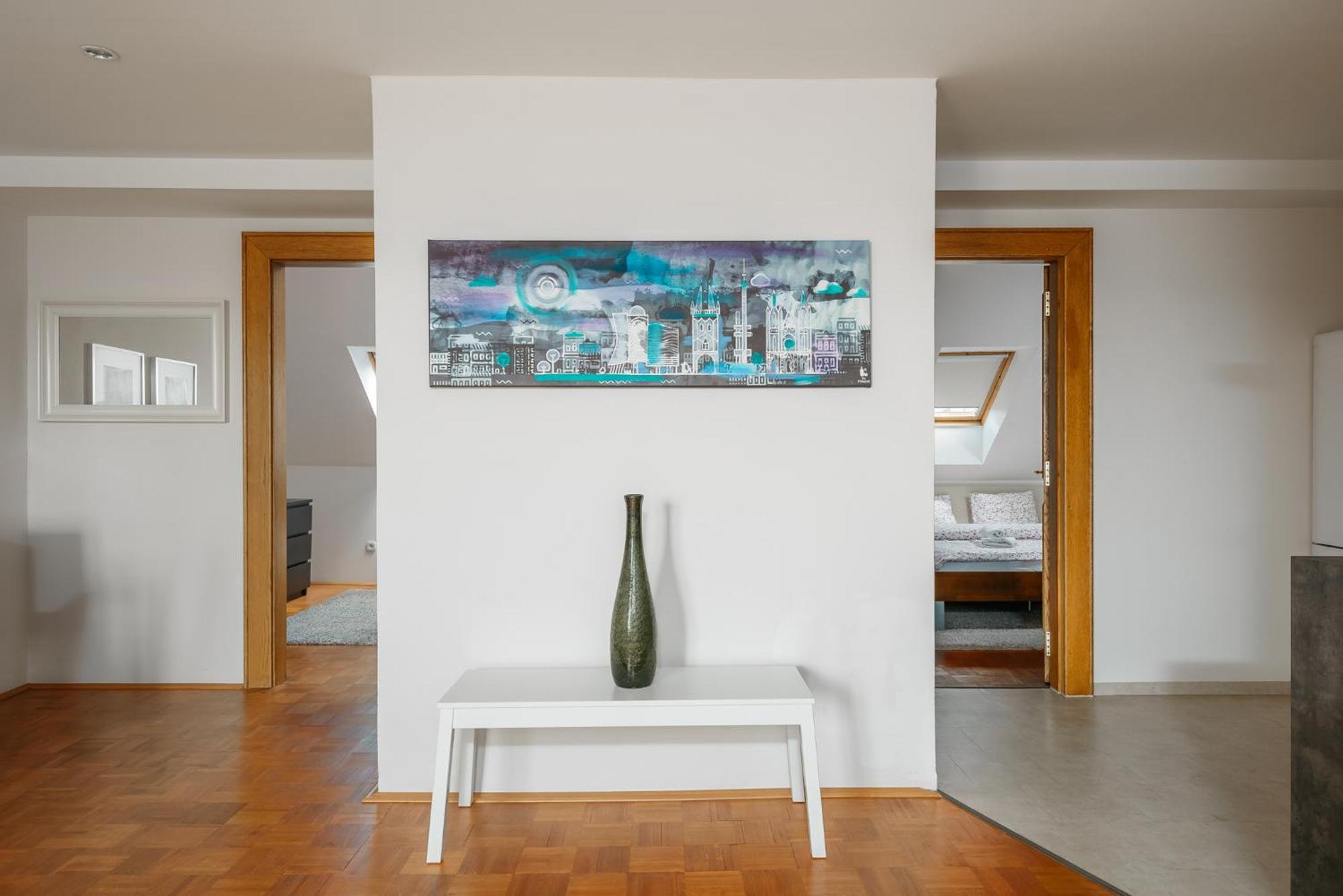 Roy 2 Bdr With Castle View, Parking & Ac