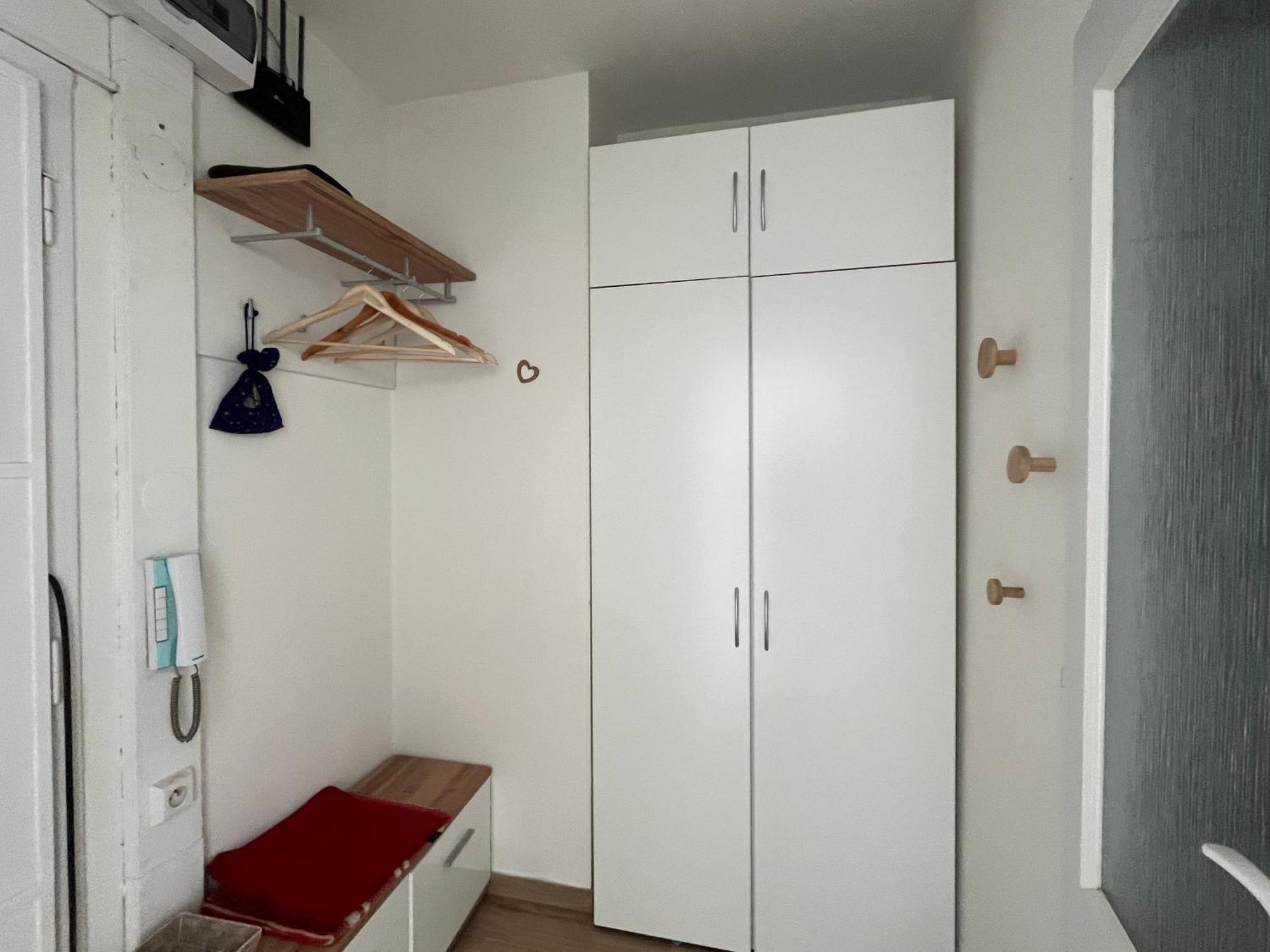 Daire Sunny Minimalistic Flat Near Metro Opatov