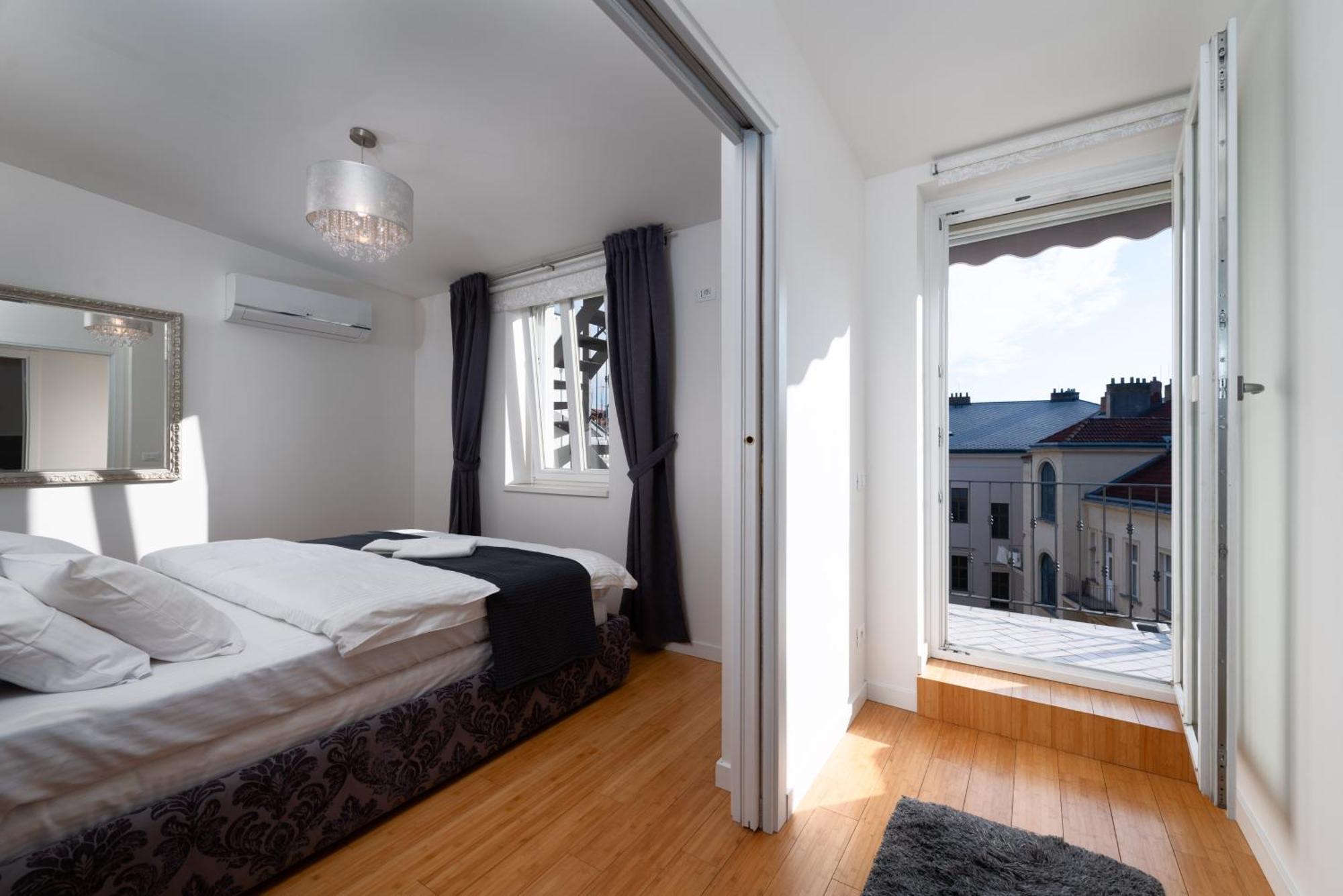 Spacious Near The River Praga
