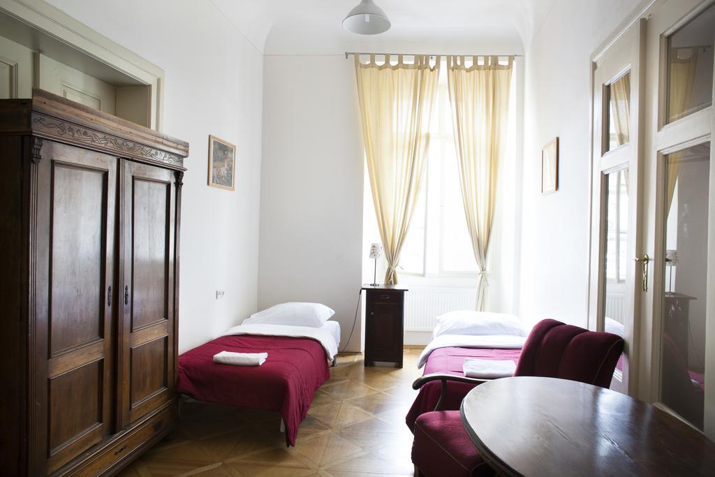 Hotel Little Town Budget