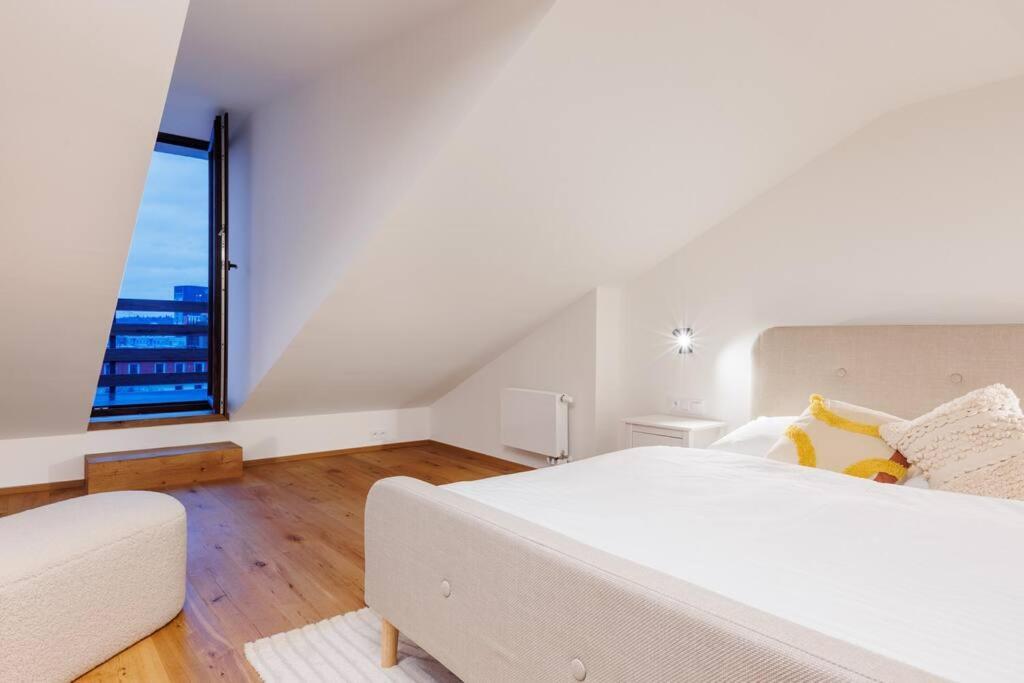 2 With Terrace And Free Parking Near Metro Apartment Prague