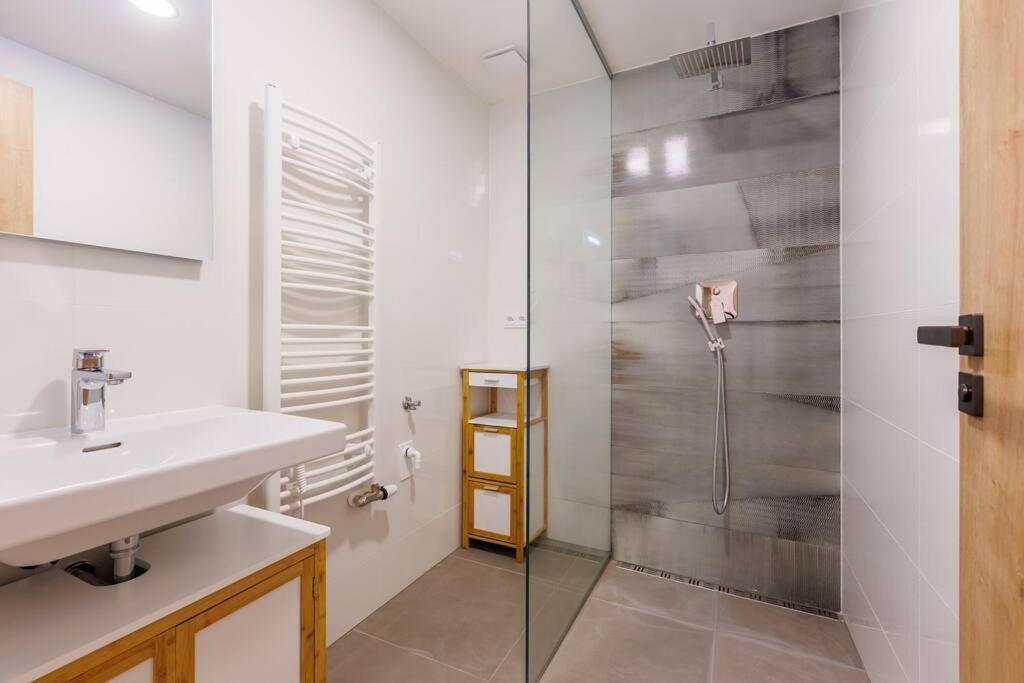 2 With Terrace And Free Parking Near Metro Apartment Prague