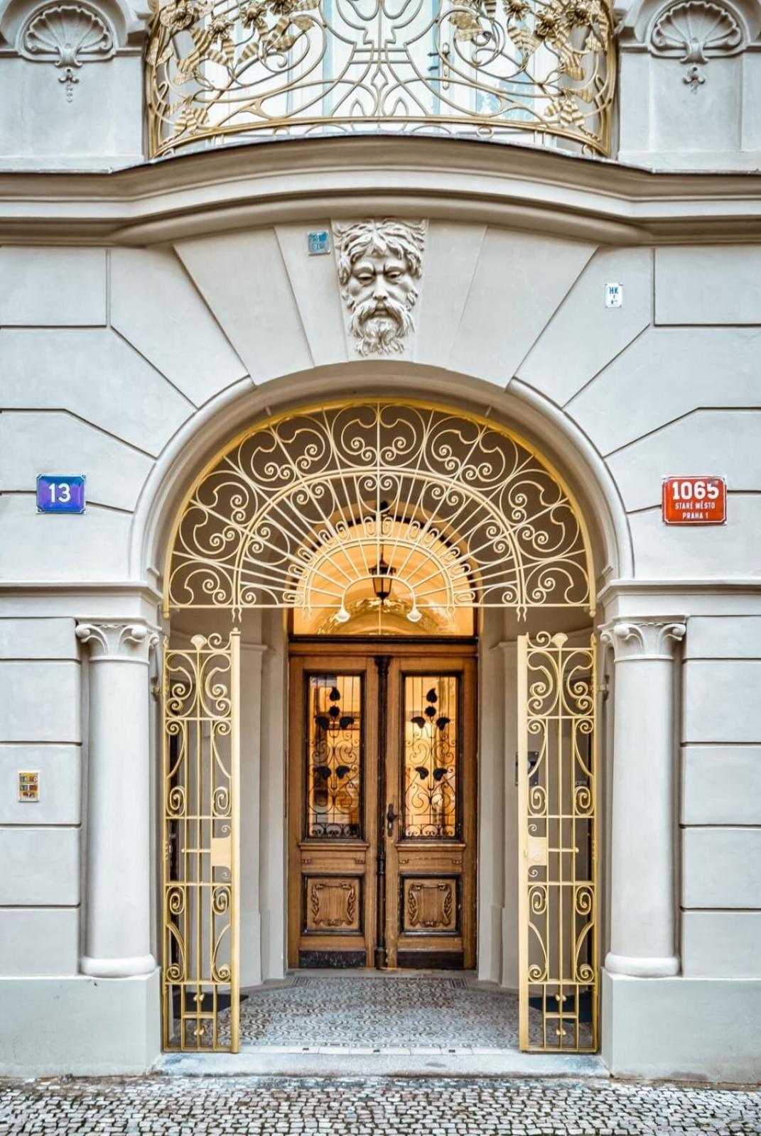Roy 2 Bdr With Castle View, Parking & Ac Apartment Prague