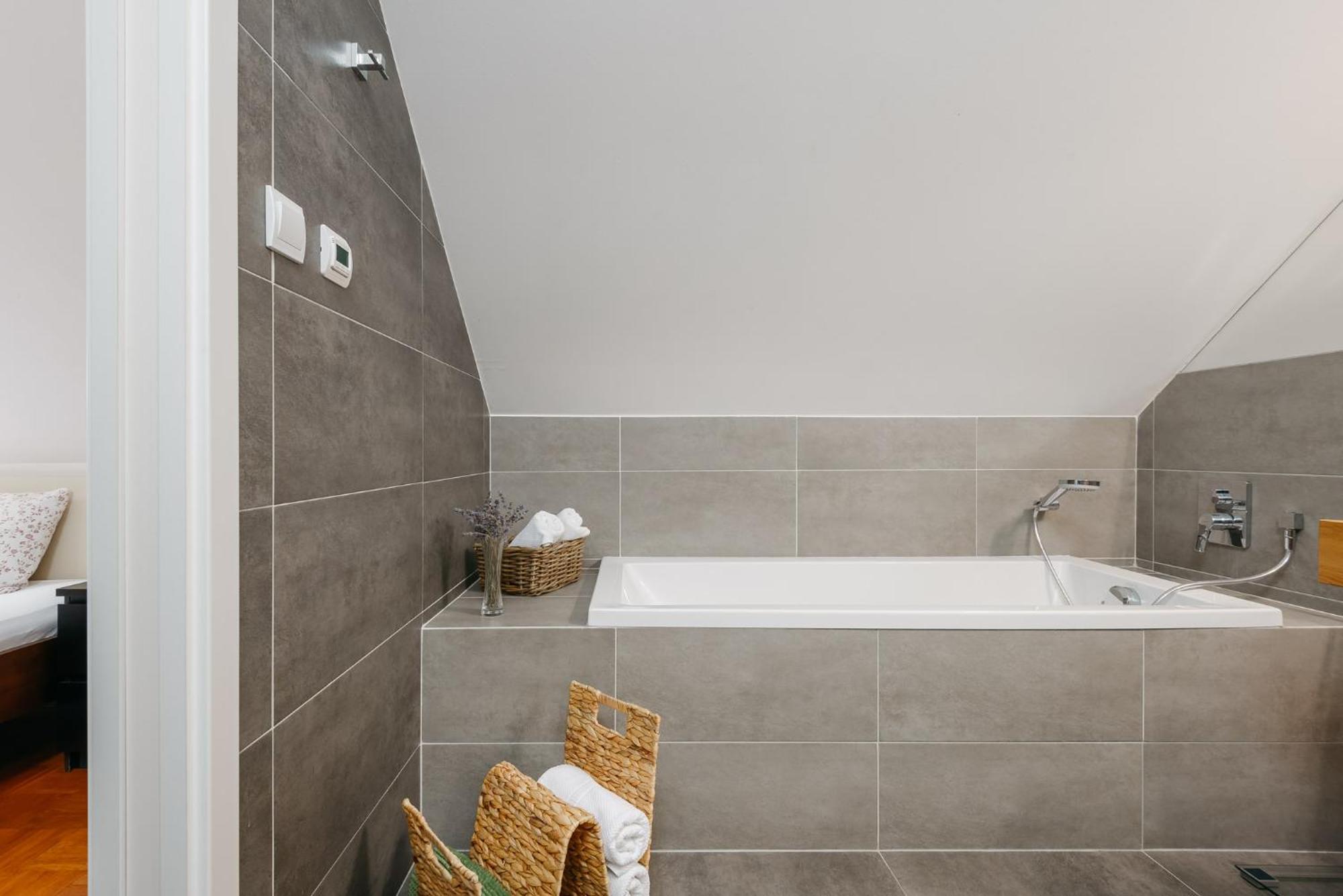 Apartment Roy 2 Bdr With Castle View, Parking & Ac Prague
