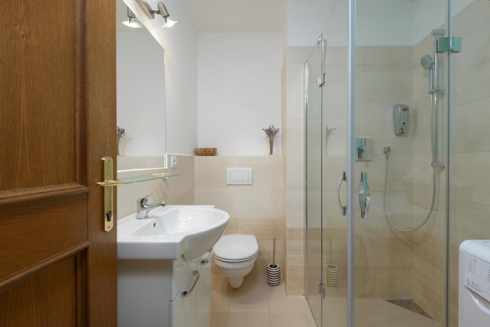 Roy 2 Bdr With Castle View, Parking & Ac Apartment