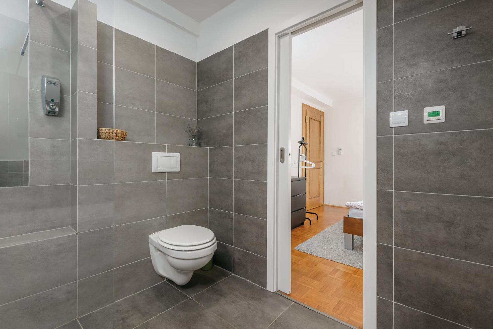 Roy 2 Bdr With Castle View, Parking & Ac Apartment Prague