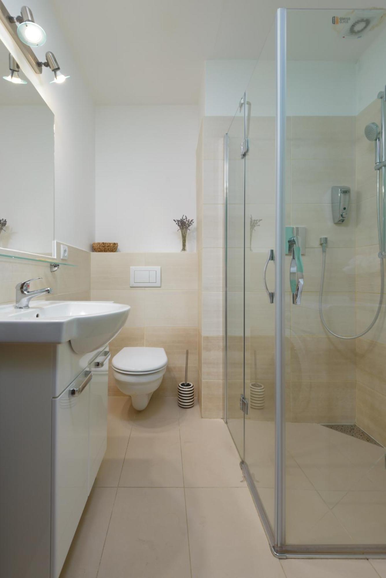 Roy 2 Bdr With Castle View, Parking & Ac
