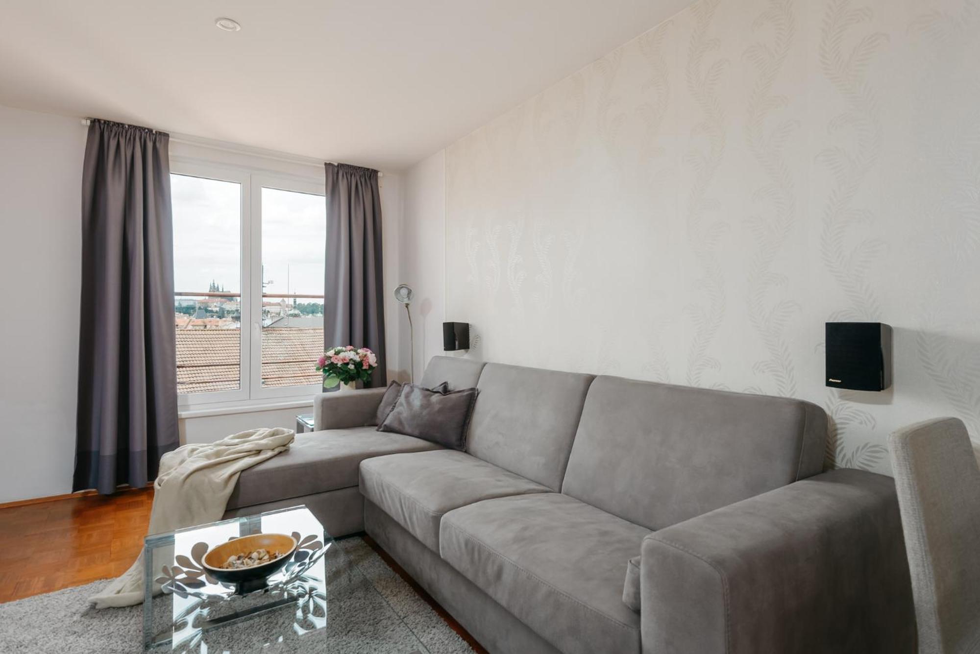 Roy 2 Bdr With Castle View, Parking & Ac Apartment *