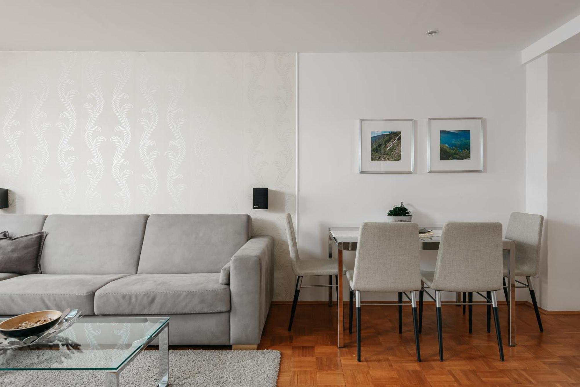 Roy 2 Bdr With Castle View, Parking & Ac Apartment Prague