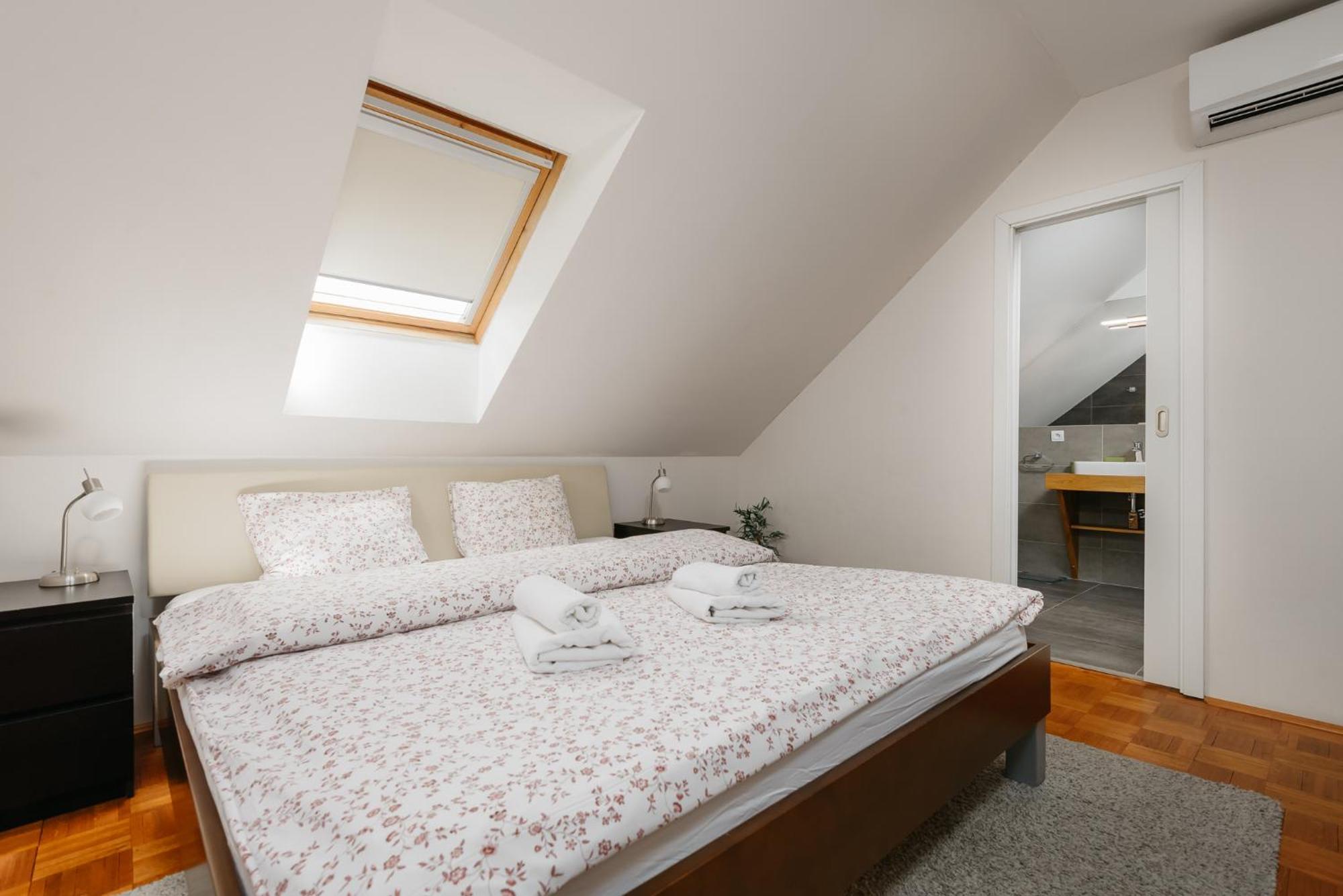 Roy 2 Bdr With Castle View, Parking & Ac * Prague