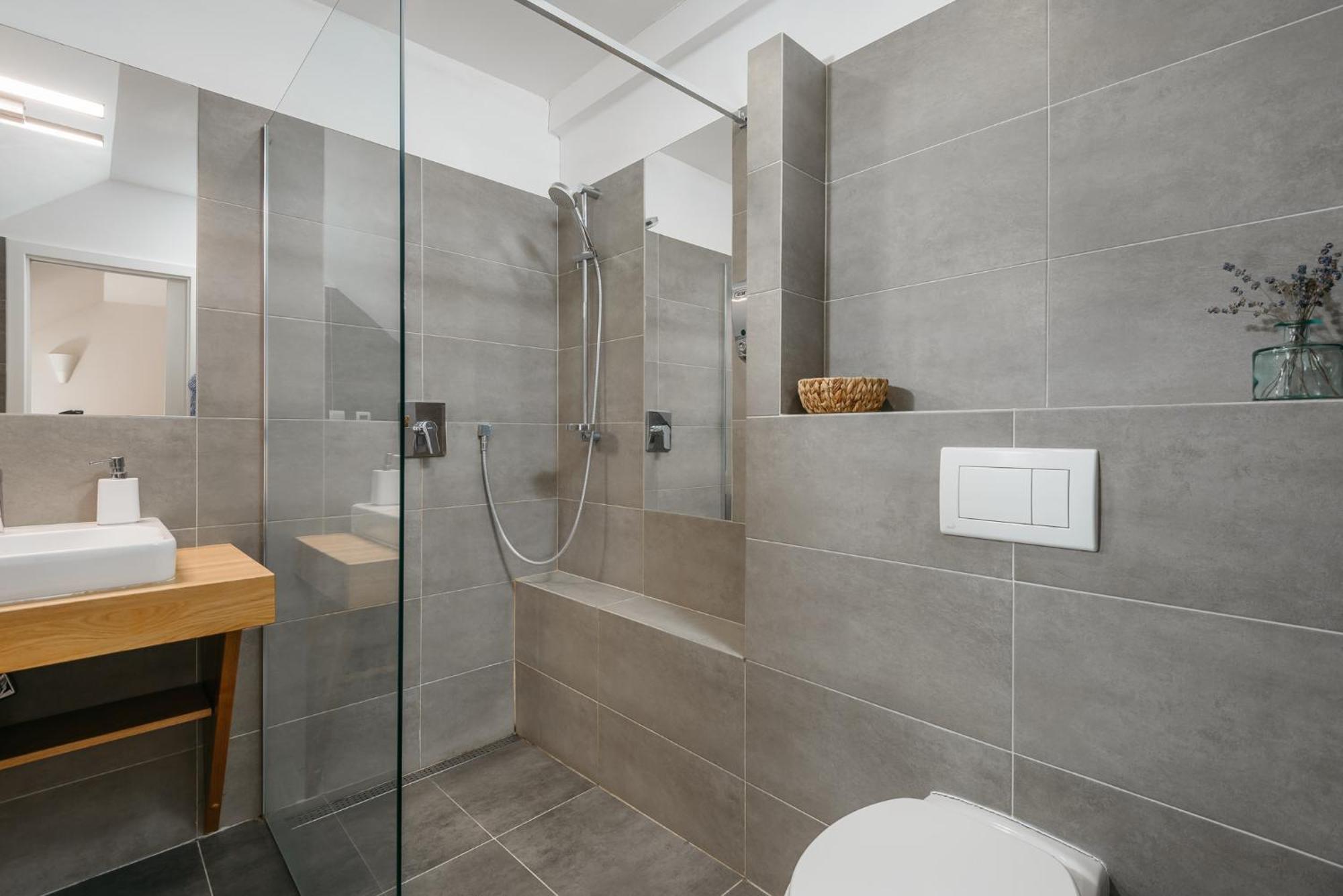 Roy 2 Bdr With Castle View, Parking & Ac Apartment Prague