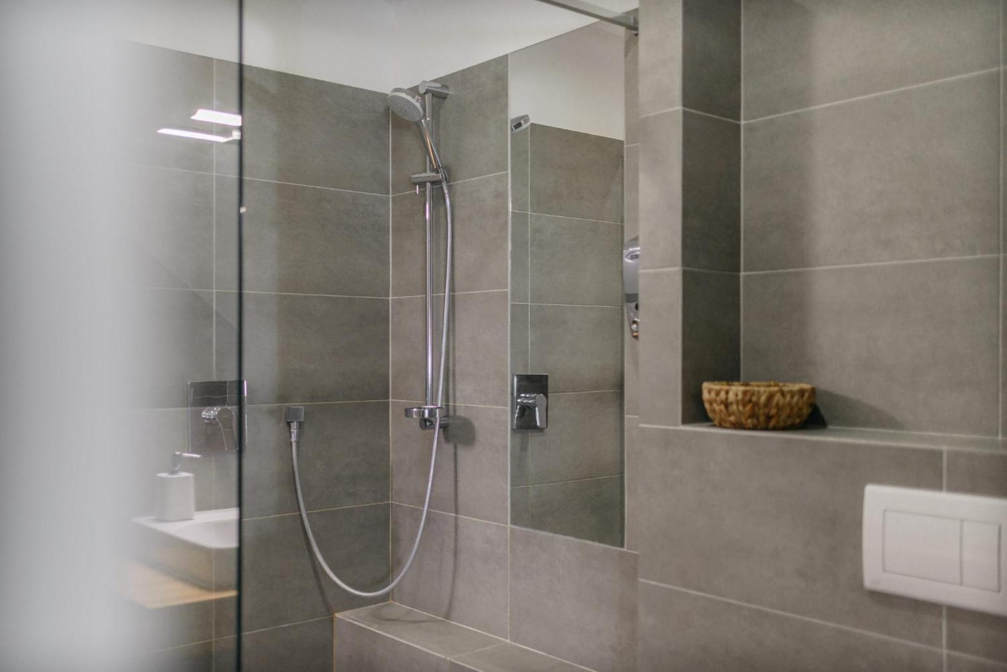 Apartment Roy 2 Bdr With Castle View, Parking & Ac Prague