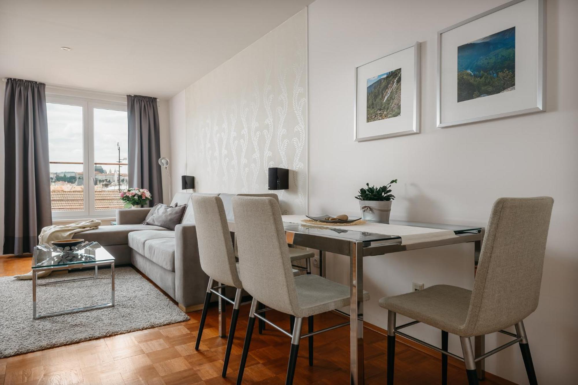 Roy 2 Bdr With Castle View, Parking & Ac