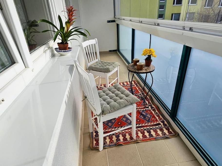 Family For 6, 10mins To Centre, Free Parking, Quiet Location, New Furniture, Balcony Appartement Prague