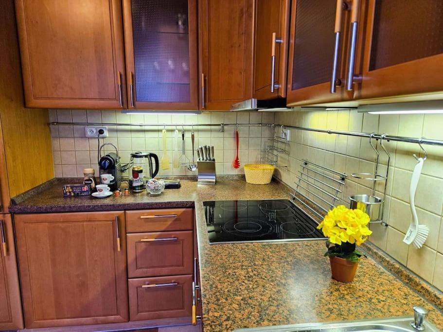 Family For 6, 10mins To Centre, Free Parking, Quiet Location, New Furniture, Balcony Appartement Prague