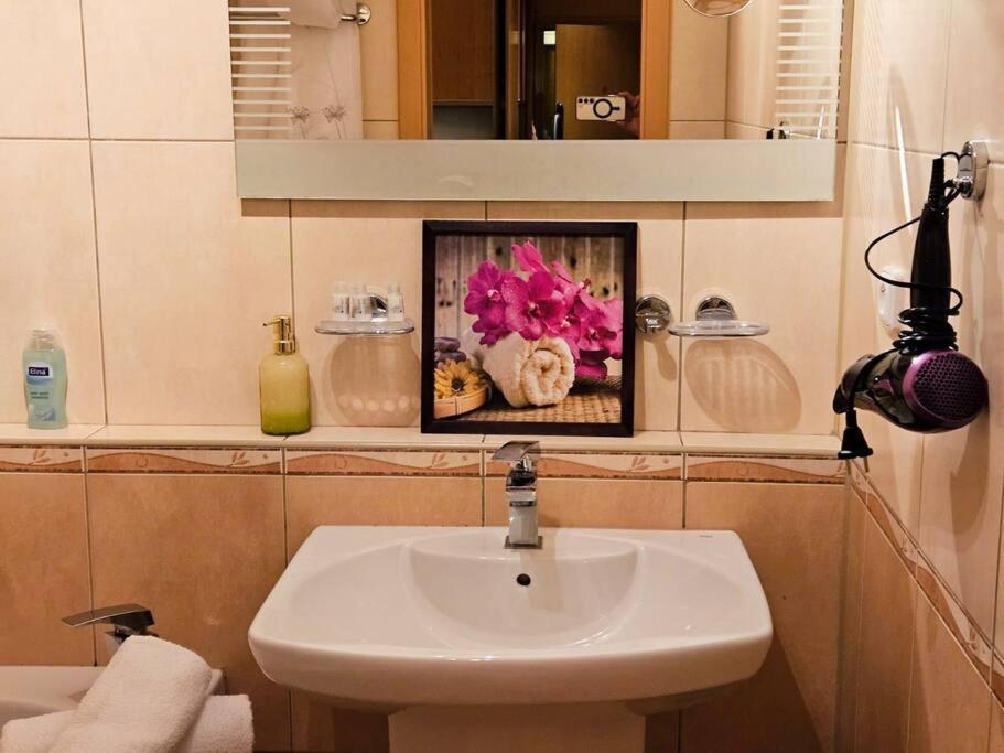 Appartement Family For 6, 10mins To Centre, Free Parking, Quiet Location, New Furniture, Balcony Prague