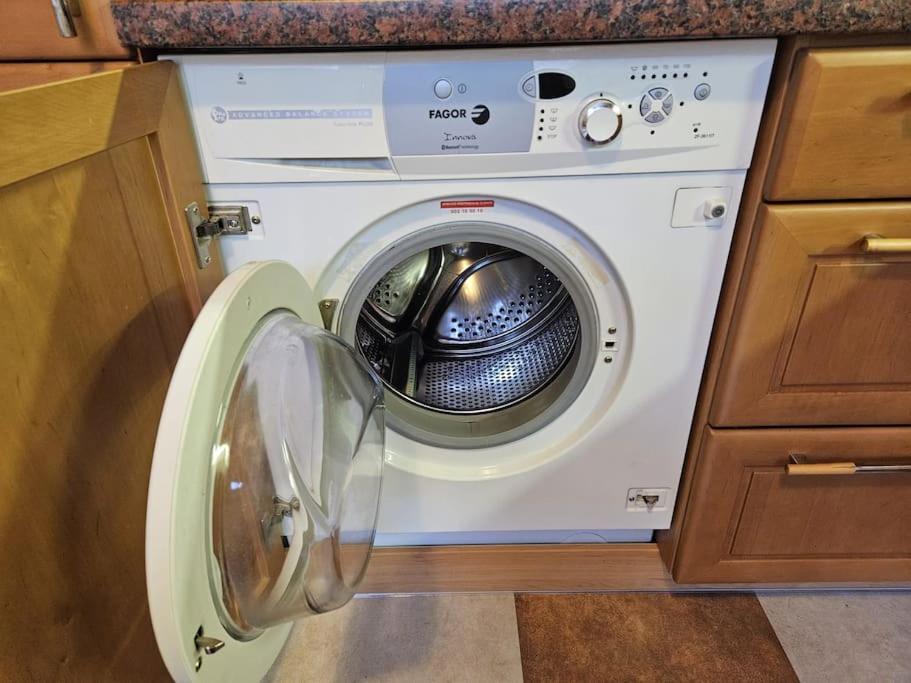 Appartement Family For 6, 10mins To Centre, Free Parking, Quiet Location, New Furniture, Balcony