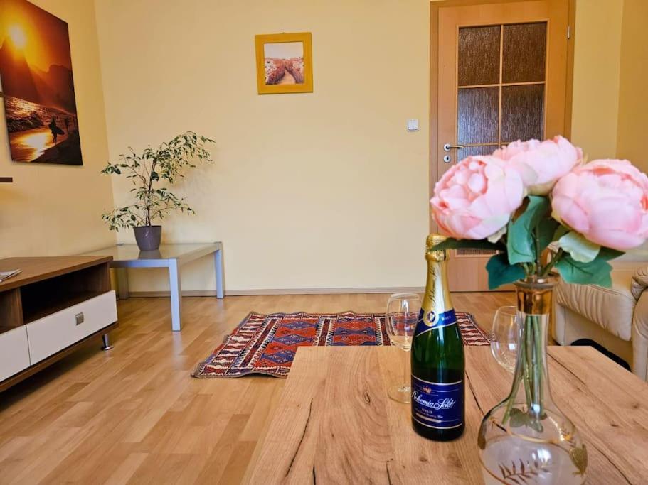 Appartement Family For 6, 10mins To Centre, Free Parking, Quiet Location, New Furniture, Balcony *