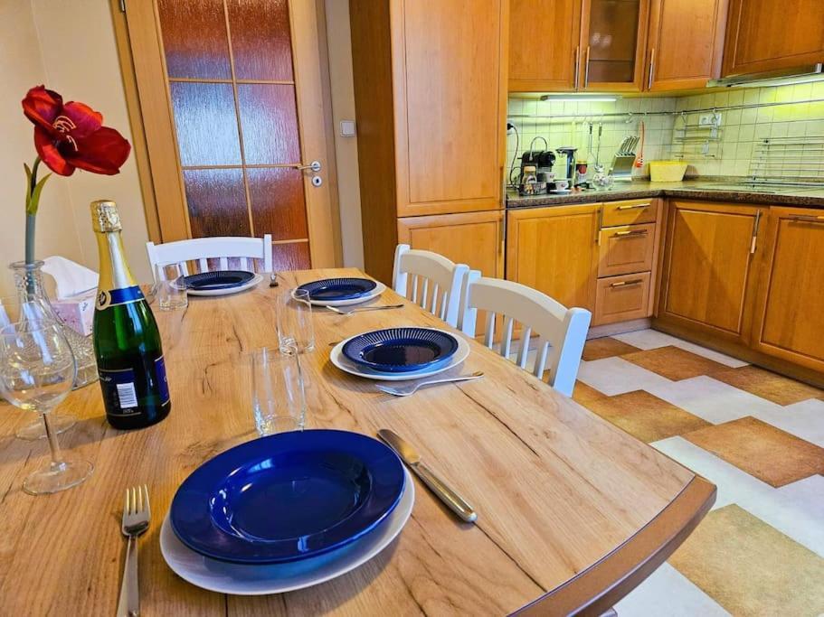 Appartement Family For 6, 10mins To Centre, Free Parking, Quiet Location, New Furniture, Balcony Prague