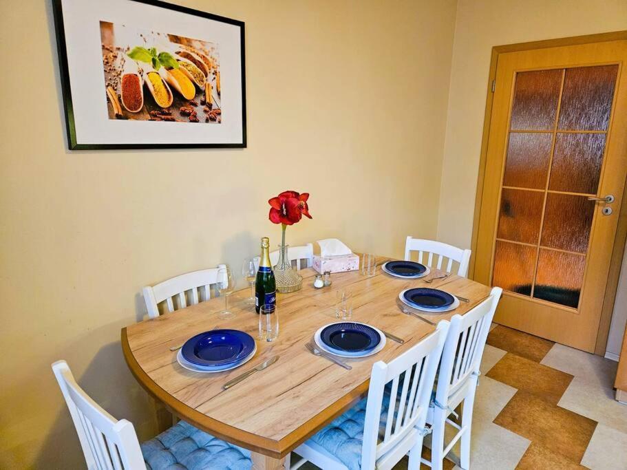 Appartement Family For 6, 10mins To Centre, Free Parking, Quiet Location, New Furniture, Balcony Prague