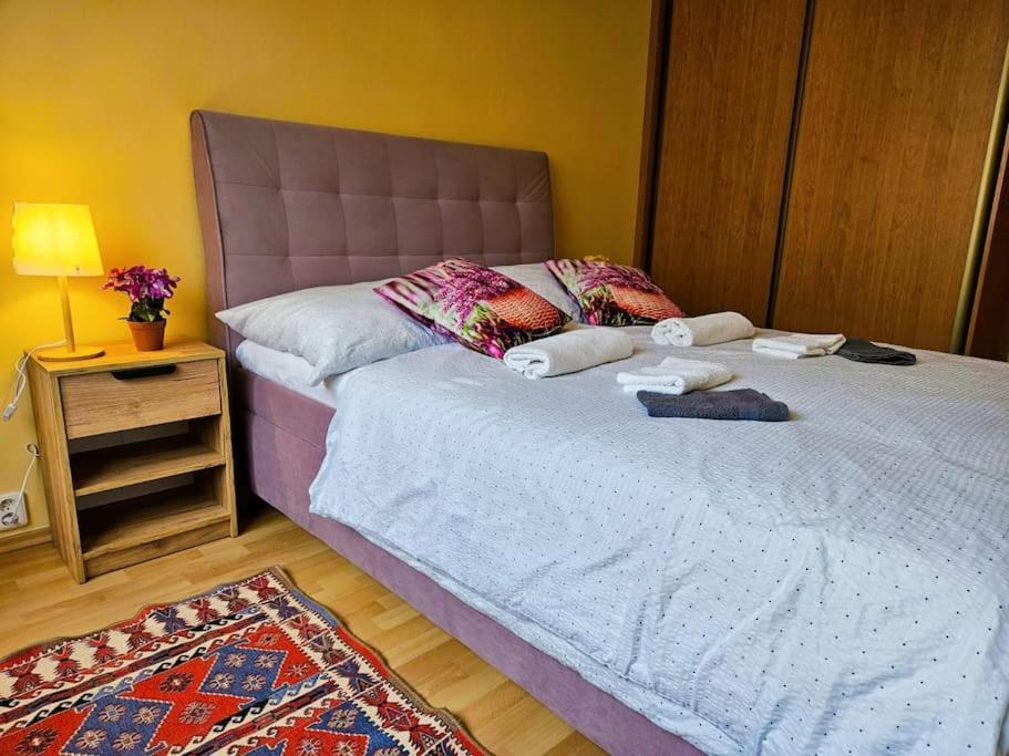 Family For 6, 10mins To Centre, Free Parking, Quiet Location, New Furniture, Balcony Appartement