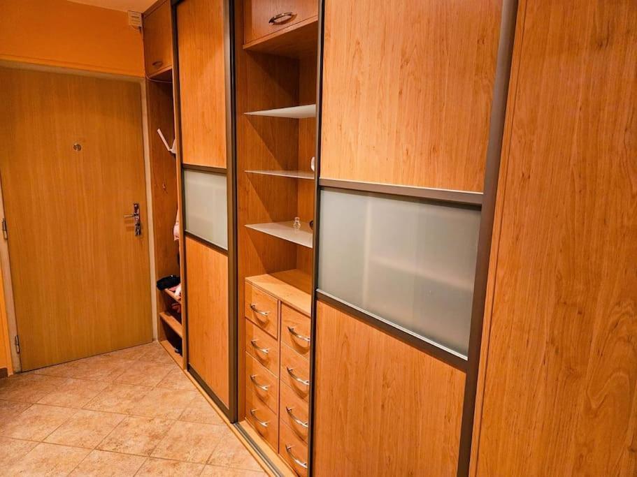 Appartement Family For 6, 10mins To Centre, Free Parking, Quiet Location, New Furniture, Balcony
