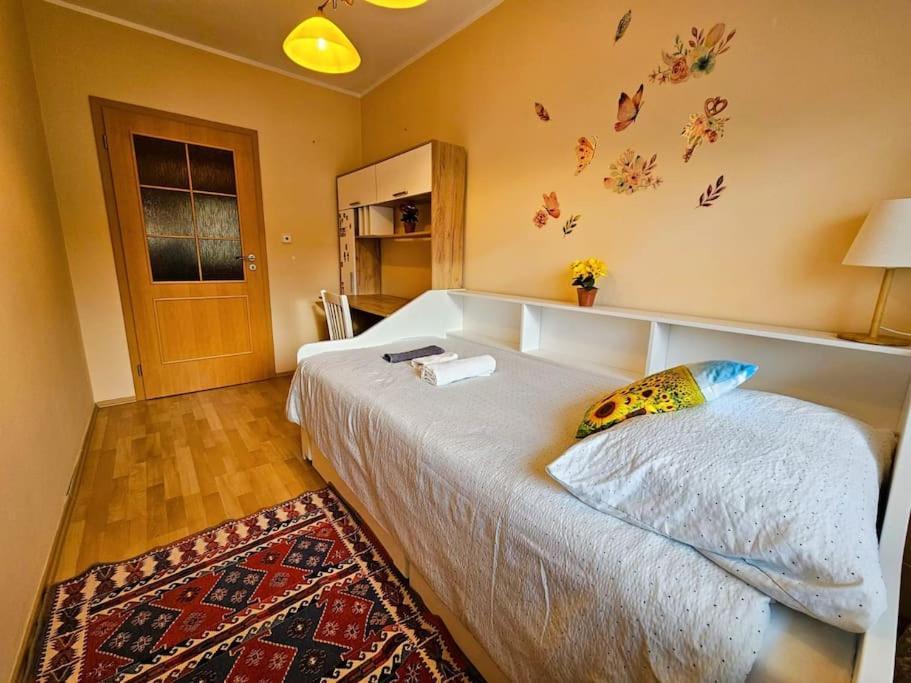 Appartement Family For 6, 10mins To Centre, Free Parking, Quiet Location, New Furniture, Balcony
