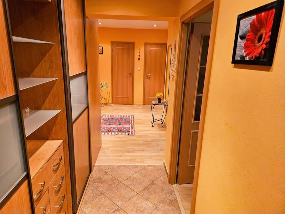 Family For 6, 10mins To Centre, Free Parking, Quiet Location, New Furniture, Balcony Appartement Prague