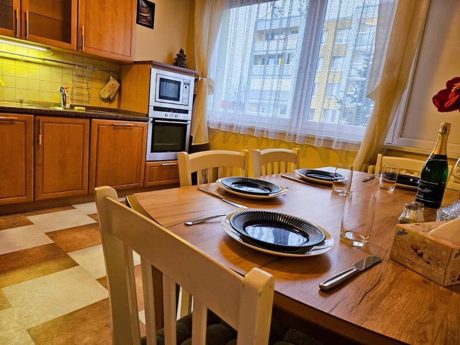 Family For 6, 10mins To Centre, Free Parking, Quiet Location, New Furniture, Balcony Prague