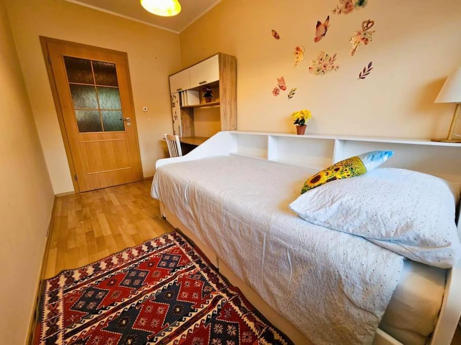 Appartement Family For 6, 10mins To Centre, Free Parking, Quiet Location, New Furniture, Balcony *