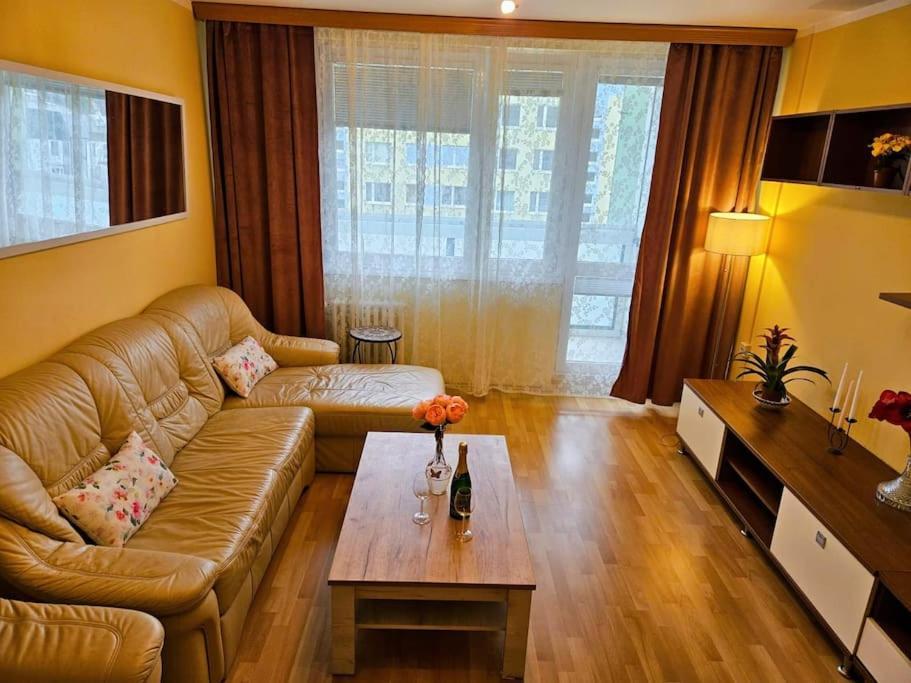 Appartement Family For 6, 10mins To Centre, Free Parking, Quiet Location, New Furniture, Balcony