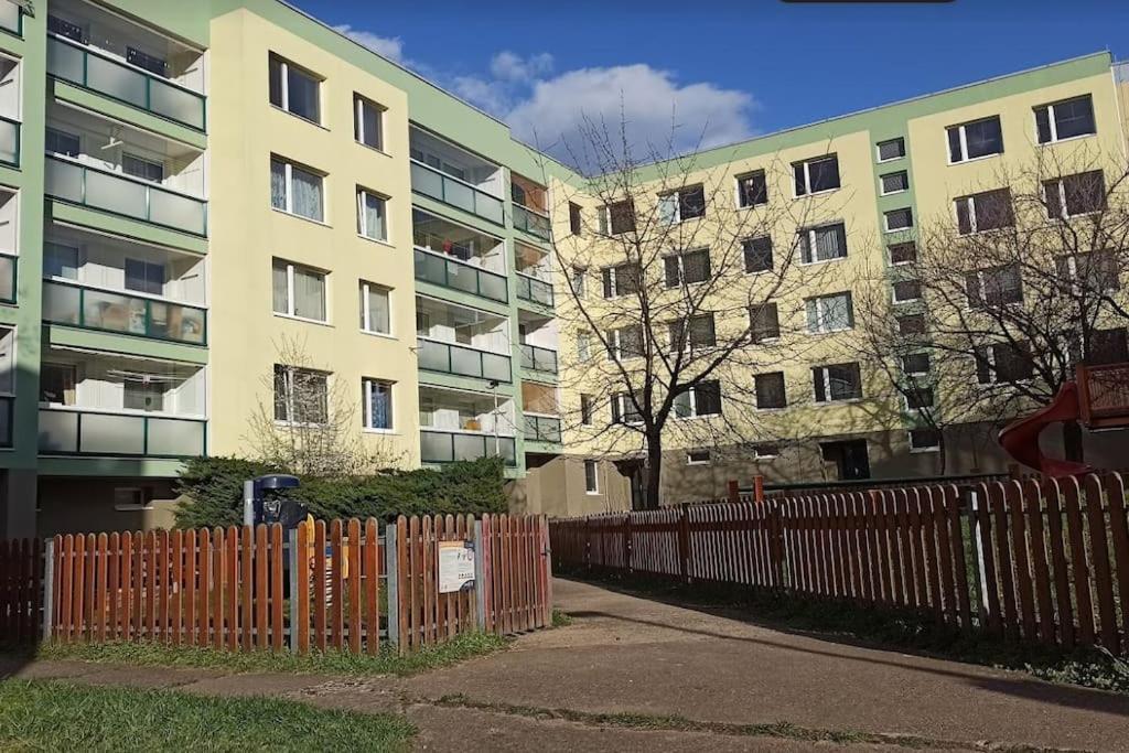 Family For 6, 10mins To Centre, Free Parking, Quiet Location, New Furniture, Balcony Appartement