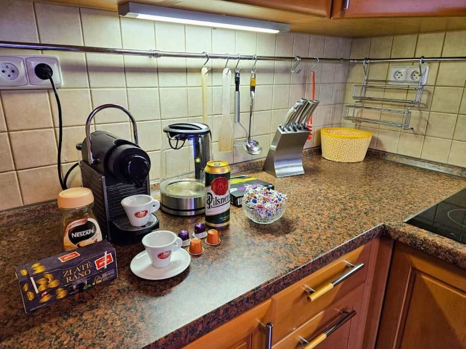Appartement Family For 6, 10mins To Centre, Free Parking, Quiet Location, New Furniture, Balcony Prague