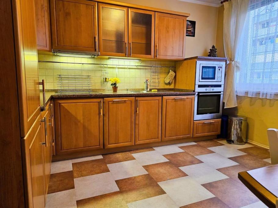 Appartement Family For 6, 10mins To Centre, Free Parking, Quiet Location, New Furniture, Balcony *