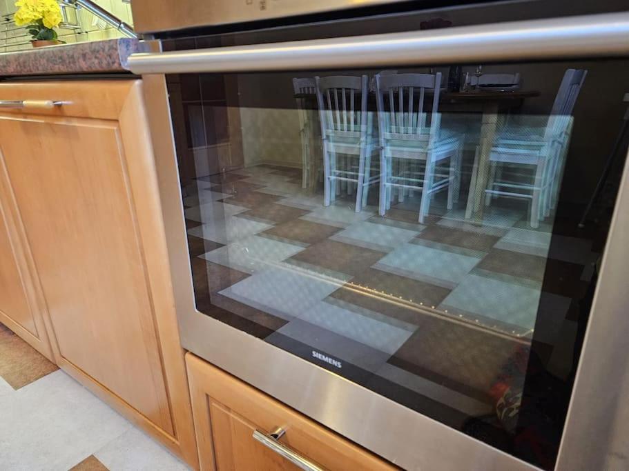 Family For 6, 10mins To Centre, Free Parking, Quiet Location, New Furniture, Balcony Appartement *
