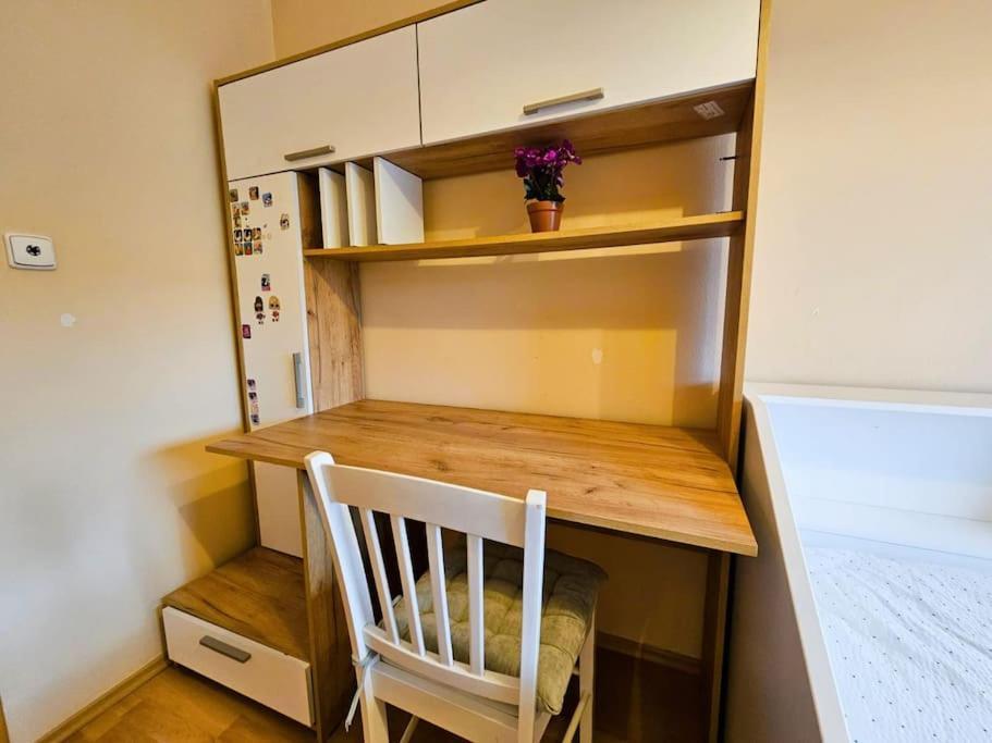 Family For 6, 10mins To Centre, Free Parking, Quiet Location, New Furniture, Balcony Appartement