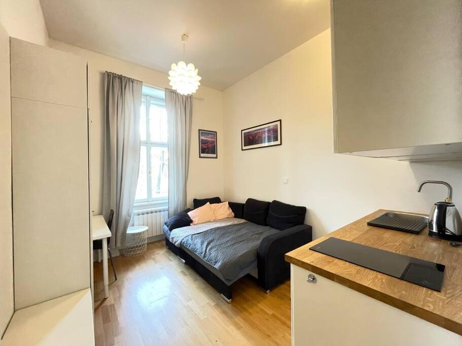 Cosy On Metro Muzeum - Grand Canyon Apartment