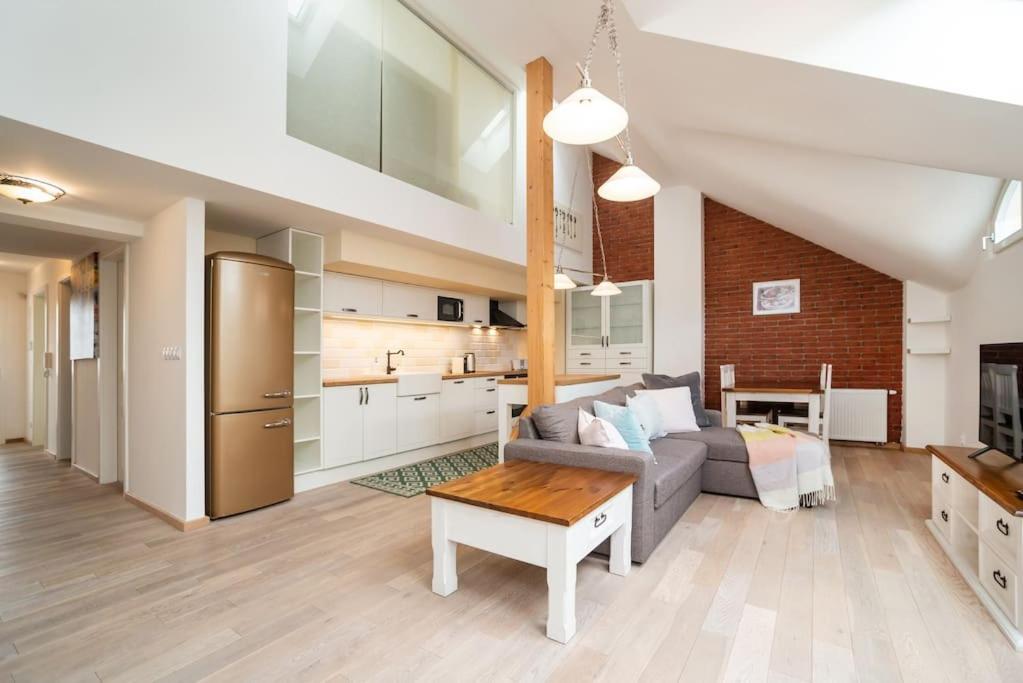 Luxurious And Chic Duplex 2 Bed Apartment Prague
